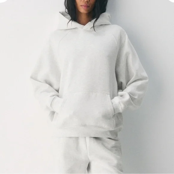 🤍 Aritzia Cozy Sweatfleece Mega Raglan Hoodie – Heather Cloud White (Size S) 🤍 - Picture 1 of 4